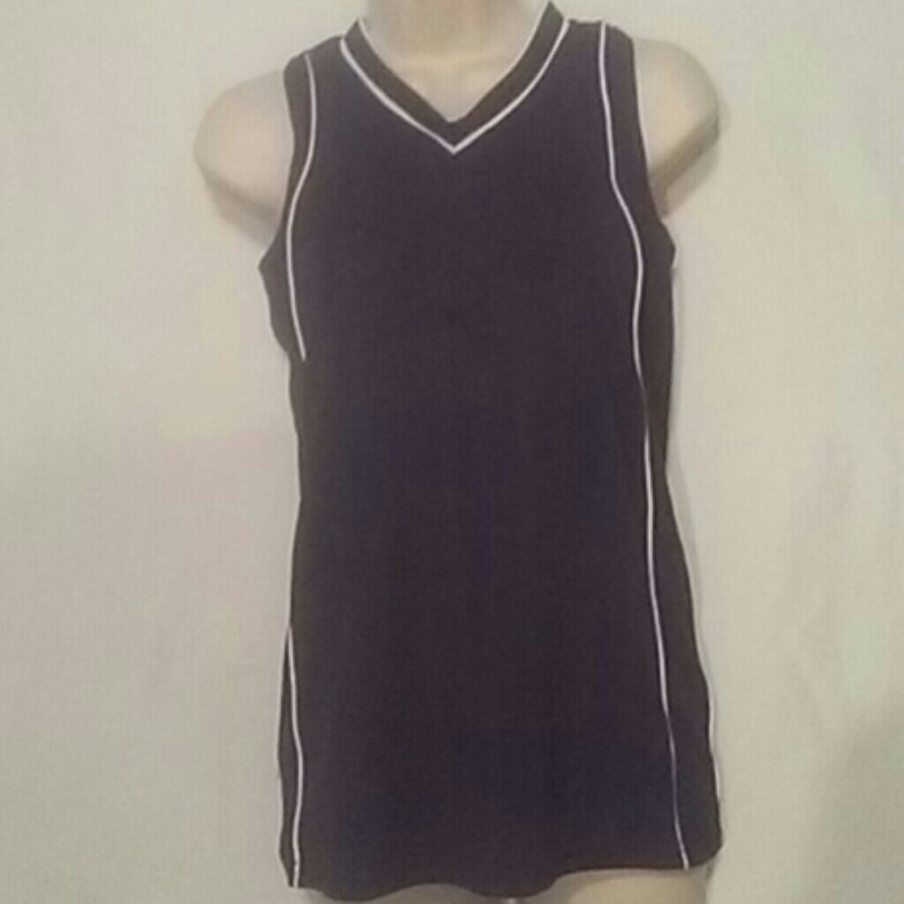 2)Teamwork. Athletic apparel